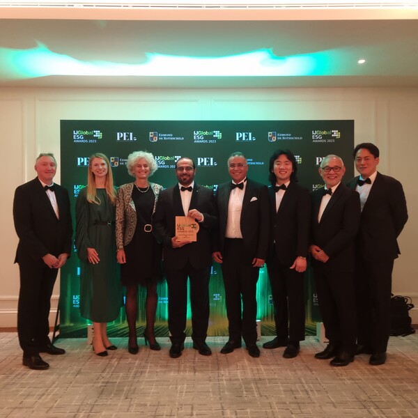 한전 황진우 차장(오른쪽 세번째)이 IJ Global ESG 경영 모범 프로젝트상 수상후 기념촬영을 하고 있다./한국전력