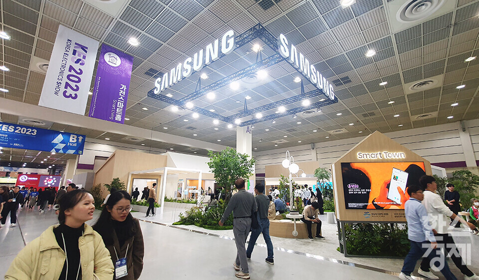 산업통상자원부가 주최하고 한국전자정보통신산업진흥회(KEA)가 주관하는 국내 최대 전자·IT산업 전시회인 한국전자전(KES 2023)이 24일 서울 삼성동 코엑스에서 열리고 있다. 삼성전자의 대형 부스가 참관객들의 시선을 끌고 있다. /최대성 기자 dpdaesung@sporbiz.co.kr 2023.10.24.