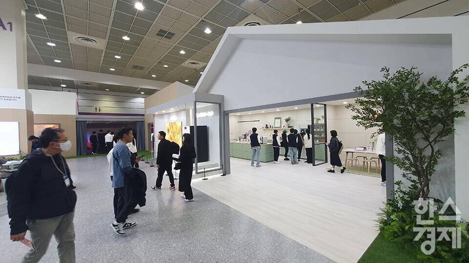 산업통상자원부가 주최하고 한국전자정보통신산업진흥회(KEA)가 주관하는 국내 최대 전자·IT산업 전시회인 한국전자전(KES 2023)이 24일 서울 삼성동 코엑스에서 열리고 있다. 삼성전자의 부스는 실제 가정집 모형이다. /최대성 기자 dpdaesung@sporbiz.co.kr 2023.10.24.