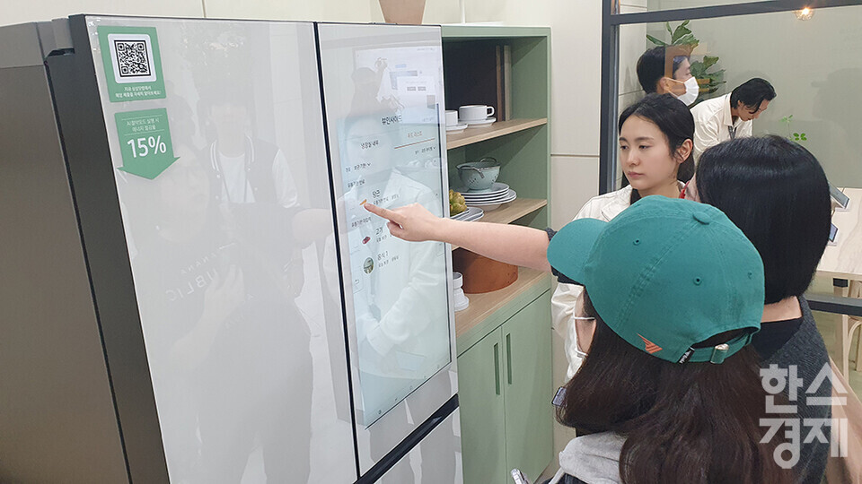 산업통상자원부가 주최하고 한국전자정보통신산업진흥회(KEA)가 주관하는 국내 최대 전자·IT산업 전시회인 한국전자전(KES 2023)이 24일 서울 삼성동 코엑스에서 열리고 있다. 참관객들이 삼성전자의 부스에서 디스플레이를 통해 냉장고 내 식제로 관리가 가능한 기능을 살피고 있다. /최대성 기자 dpdaesung@sporbiz.co.kr 2023.10.24.