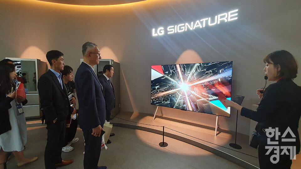 산업통상자원부가 주최하고 한국전자정보통신산업진흥회(KEA)가 주관하는 국내 최대 전자·IT산업 전시회인 한국전자전(KES 2023)이 24일 서울 삼성동 코엑스에서 열리고 있다. 참관객들이 LG전자 부스에서 무선 올레드 TV ‘LG 시그니처 올레드 M’에 대한 설명을 듣고 있다. /최대성 기자 dpdaesung@sporbiz.co.kr 2023.10.24.
