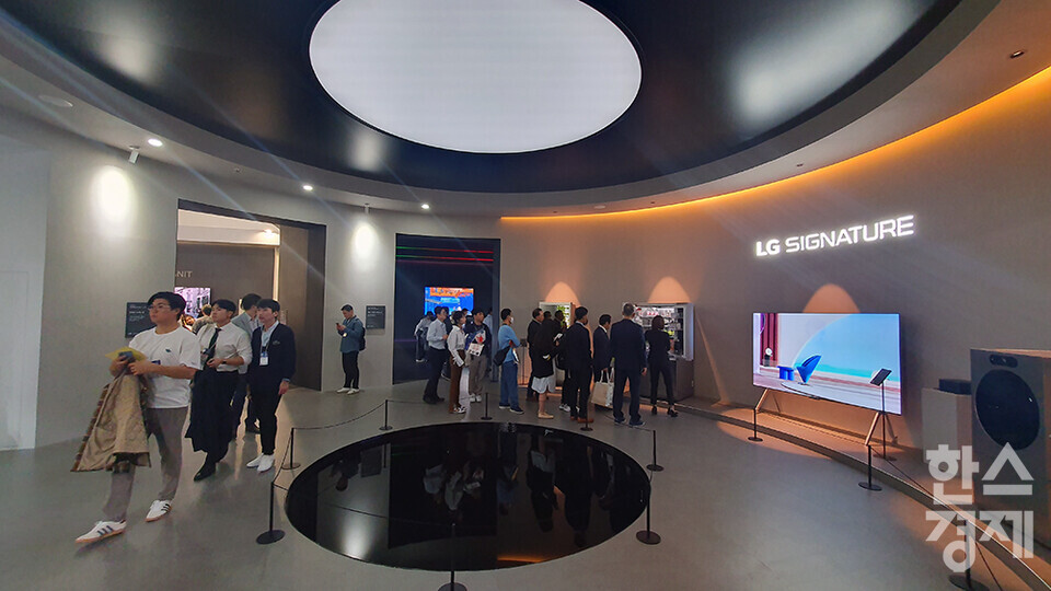 산업통상자원부가 주최하고 한국전자정보통신산업진흥회(KEA)가 주관하는 국내 최대 전자·IT산업 전시회인 한국전자전(KES 2023)이 24일 서울 삼성동 코엑스에서 열리고 있다. 참관객들이 LG전자 부스를 둘러보고 있다. /최대성 기자 dpdaesung@sporbiz.co.kr 2023.10.24.