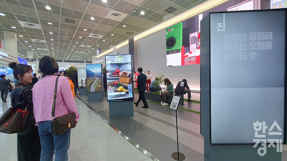 산업통상자원부가 주최하고 한국전자정보통신산업진흥회(KEA)가 주관하는 국내 최대 전자·IT산업 전시회인 한국전자전(KES 2023)이 24일 서울 삼성동 코엑스에서 열리고 있다. 참관객들이 LG전자 부스를 둘러보고 있다. /최대성 기자 dpdaesung@sporbiz.co.kr 2023.10.24.