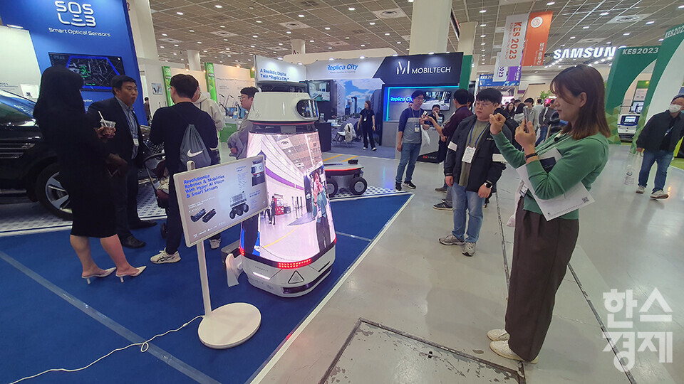 산업통상자원부가 주최하고 한국전자정보통신산업진흥회(KEA)가 주관하는 국내 최대 전자·IT산업 전시회인 한국전자전(KES 2023)이 24일 서울 삼성동 코엑스에서 열리고 있다. 한 참관객들이 AI 인포테인먼트 로봇 디코닉V2를 체험하고 있다. /최대성 기자 dpdaesung@sporbiz.co.kr 2023.10.24.