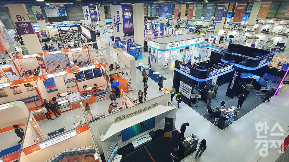 산업통상자원부가 주최하고 한국전자정보통신산업진흥회(KEA)가 주관하는 국내 최대 전자·IT산업 전시회인 한국전자전(KES 2023)이 24일 서울 삼성동 코엑스에서 열리고 있다. 스마트비즈엑스포2023, 메타버스코리아2023 또한 개막해 함께 관람할 수 있다. /최대성 기자 dpdaesung@sporbiz.co.kr 2023.10.24.