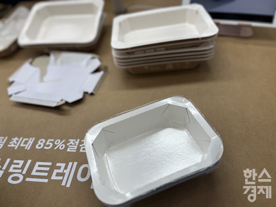 2023 ESG친환경대전에서 선보인 한솔제지의 '종이 실링트레이'. / 정라진 기자.