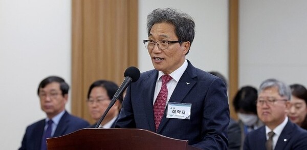 이학재 인천국제공항공사 사장이 25일 인천국제공항공사 청사에서 열린 국회 국토교통위원회 국정감사에서 업무보고를 하고 있다. /연합뉴스