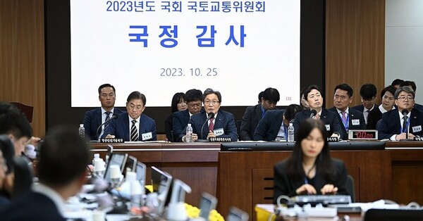 이학재 인천국제공항공사 사장이 25일 오전 인천 중구 인천국제공항공사 청사에서 열린 국회 국토교통위원회의 인천국제공항공사와 한국공항공사, 항공안전기술원, 국립항공박물관에 대한 국정감사에서 질의에 답변하고 있다. /연합뉴스