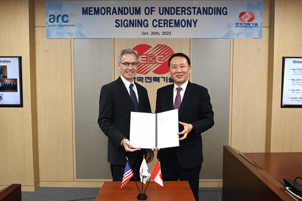김성암 한전기술 사장(사진 오른쪽)과 ARC社 윌리엄 라베(William Labbe) CEO(사진 왼쪽)가 MOU를 체결하고 기념사진을 촬영하고 있다./한국전력기술