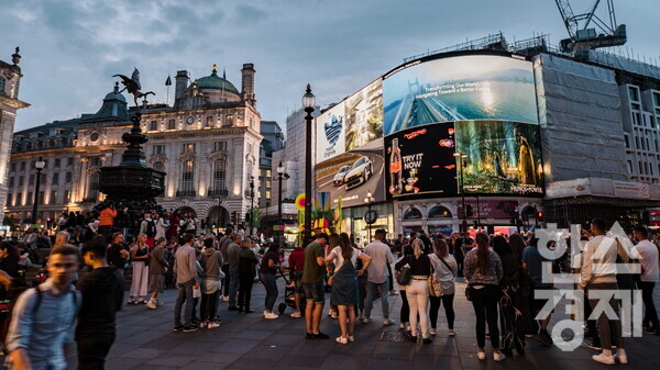 삼성전자가 새로운 갤럭시 제품 공개를 앞두고 런던 피카딜리 광장에 삼성 브랜드와 부산엑스포 개최를 기원하는 옥외광고를 선보였다. / 삼성전자