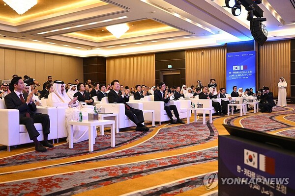 카타르를 국빈 방문 중인 윤석열 대통령이 25일(현지시간) 도하의 한 호텔에서 열린 한·카타르 비즈니스 포럼에서 박수치고 있다. / 연합뉴스