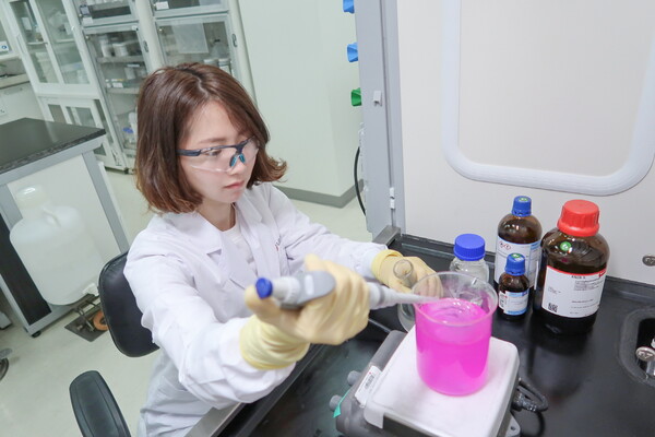 LG화학 연구원이 친환경 가소제를 연구하고 있다. /  LG화학