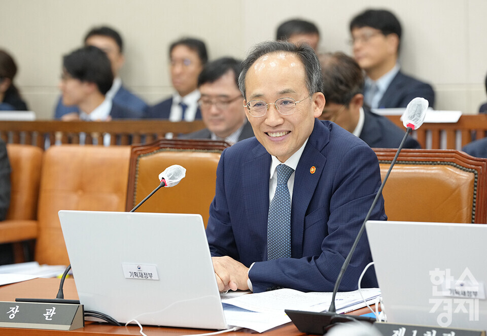 추경호 부총리 겸 기획재정부 장관이 26일 서울 여의도 국회에서 열린 기획재정위원회 국정감사에서 밝은 표정을 보이고 있다. /최대성 기자 dpdaesung@sporbiz.co.kr 2023.10.26.