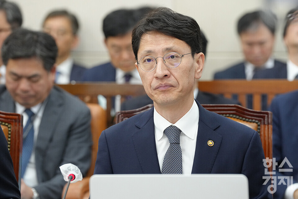 김윤상 조달청장이 26일 서울 여의도 국회에서 열린 기획재정위원회 국정감사에서 의원들의 질의를 듣고 있다. /최대성 기자 dpdaesung@sporbiz.co.kr 2023.10.26.