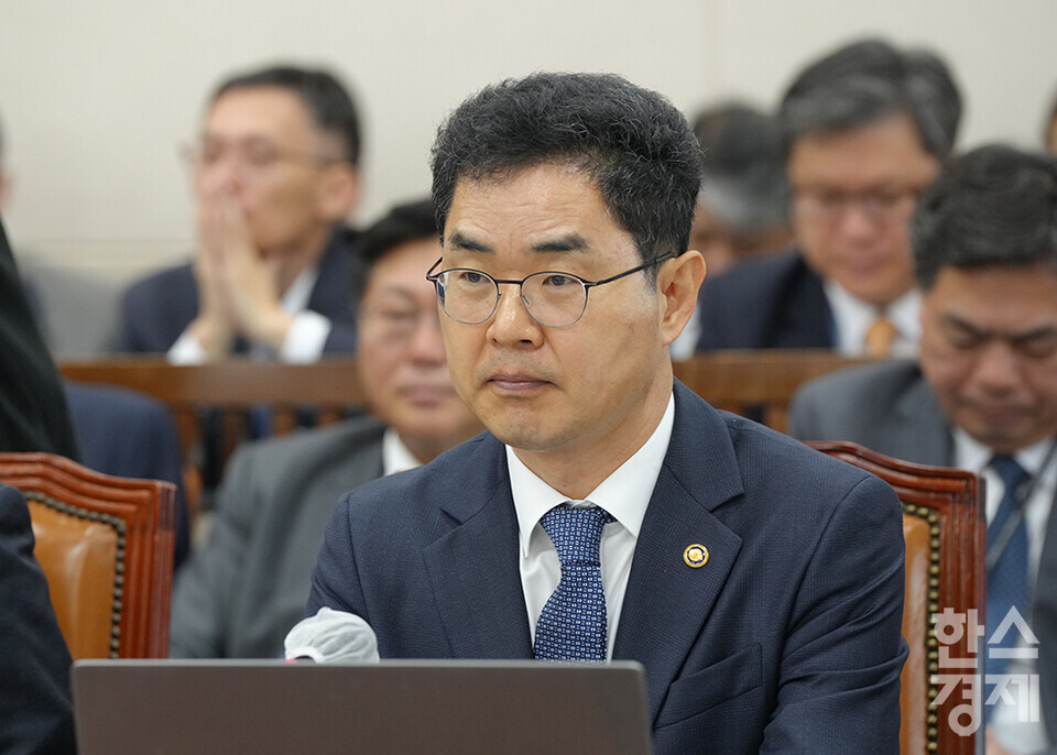 김창기 국세청장이 26일 서울 여의도 국회에서 열린 기획재정위원회 국정감사에서 의원들의 질의를 듣고 있다. /최대성 기자 dpdaesung@sporbiz.co.kr 2023.10.26.