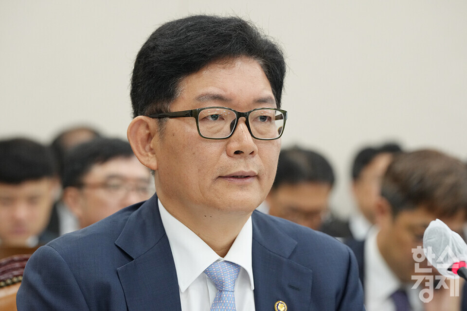 고광효 관세청장이 26일 서울 여의도 국회에서 열린 기획재정위원회 국정감사에서 의원들의 질의를 듣고 있다. /최대성 기자 dpdaesung@sporbiz.co.kr 2023.10.26. 