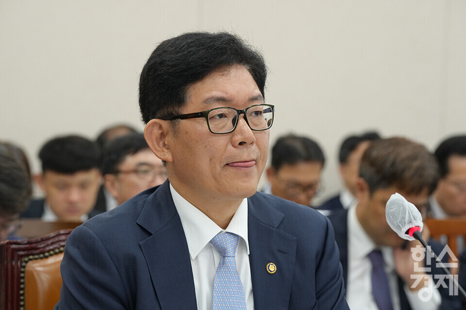 고광효 관세청장이 26일 서울 여의도 국회에서 열린 기획재정위원회 국정감사에서 의원들의 질의를 듣고 있다. /최대성 기자 dpdaesung@sporbiz.co.kr 2023.10.26. 