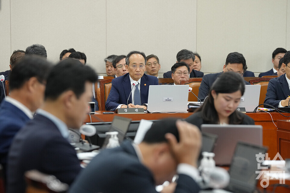 추경호 부총리 겸 기획재정부 장관이 26일 서울 여의도 국회에서 열린 기획재정위원회 국정감사에서 의원들의 질의를 듣고 있다. /최대성 기자 dpdaesung@sporbiz.co.kr 2023.10.26.