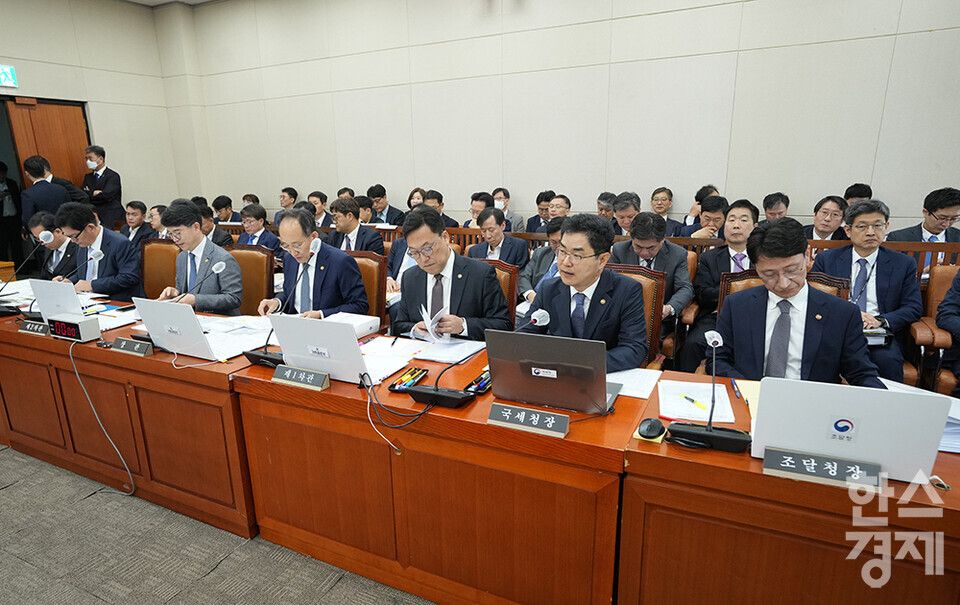 26일 서울 여의도 국회에서 기획재정위원회 국정감사가 열리고 있다. 김창기 국세청장(오른쪽에서 두번째)이 의원들의 질의에 답변하고 있다. /최대성 기자 dpdaesung@sporbiz.co.kr 2023.10.26./최대성 기자 dpdaesung@sporbiz.co.kr 2023.10.26. 