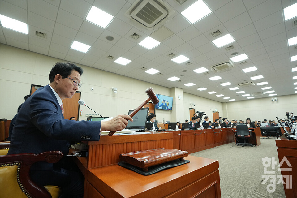 26일 서울 여의도 국회에서 기획재정위원회 국정감사가 열리고 있다. 김상훈 위원장이 의사봉을 두드리고 있다. /최대성 기자 dpdaesung@sporbiz.co.kr 2023.10.26./최대성 기자 dpdaesung@sporbiz.co.kr 2023.10.26. 