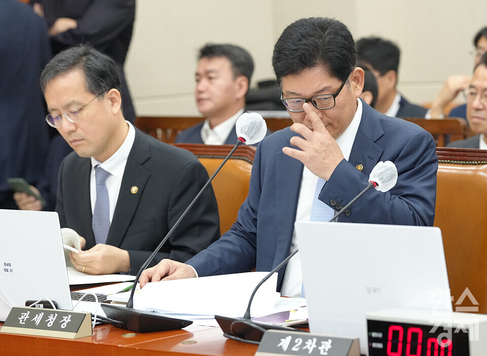 고광효 관세청장이 26일 서울 여의도 국회에서 열린 기획재정위원회 국정감사에서 의원들의 질의를 듣고 있다. /최대성 기자 dpdaesung@sporbiz.co.kr 2023.10.26. 