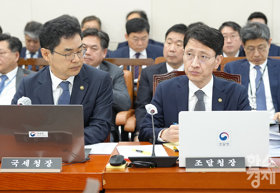 김윤상 조달청장이 26일 서울 여의도 국회에서 열린 기획재정위원회 국정감사에서 의원들의 질의를 듣고 있다. /최대성 기자 dpdaesung@sporbiz.co.kr 2023.10.26.