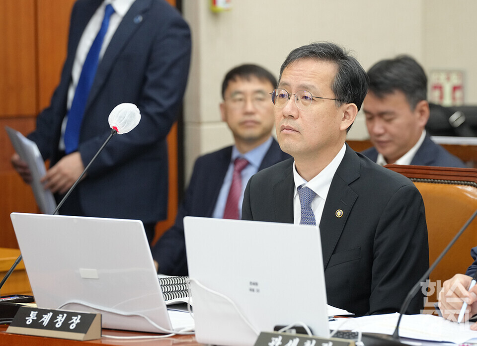 이형일 통계청장이 26일 서울 여의도 국회에서 열린 기획재정위원회 국정감사에서 의원들의 질의를 듣고 있다. /최대성 기자 dpdaesung@sporbiz.co.kr 2023.10.26.