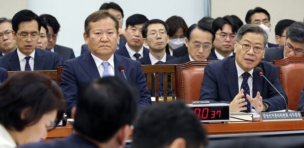 김용빈(오른쪽) 중앙선관위 사무총장이 26일 국회 행정안전위원회 국정감사에서 답변하고 있다. /연합뉴스