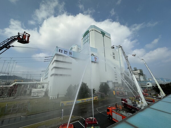 동서발전 당진발전본부 터빈동 대형 화재를 가정한 화재대응 훈련을 진행하는 모습./한국동서발전
