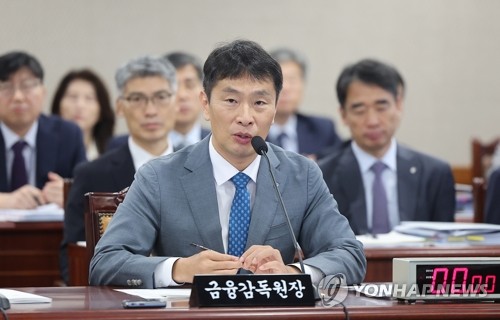 내부통제 부실 문제로 2023년 국정감사에서 정무위원들의 질의에 답하고 있는 이복현 금융감독원장 /연합뉴스 