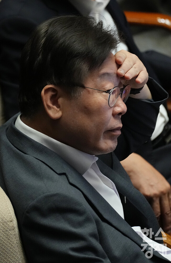 이재명 더불어민주당 대표가 1일 오후 서울 여의도 국회 본청 본회의장에서 열린 410회 정기국회 개회식에 참석하던 중 이마를 쓸어내리고 있다.  /최대성 기자 dpdaesung@sporbiz.co.kr 2023.09.01.