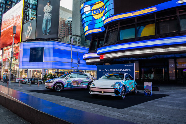 현대차그룹이 특별 제작한 아트카 차량(아이오닉 5, 아이오닉 6)이 미국 뉴욕의 랜드마크인 타임스 스퀘어 광장에서 부산엑스포를 알리는 모습 / 현대자동차 제공