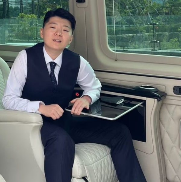 전청조 씨가 정장을 입은 채 차량에 탑승해 있다. / 김민석 서울 강서구의회 의원 제공