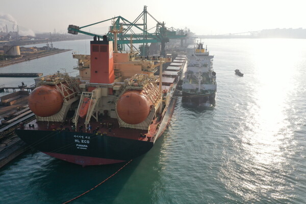 광양항 포스코 원료부두에서 LNG 벙커링 동시작업이 진행되고 있다./한국가스공사 