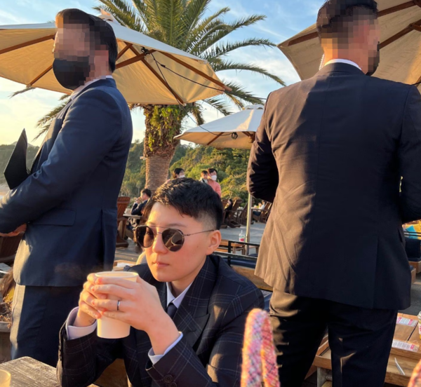 전청조 씨(가운데)가 한 카페에서 경호원을 대동한 채 앉아 있다. /김민석 서울 강서구의회 의원 제공