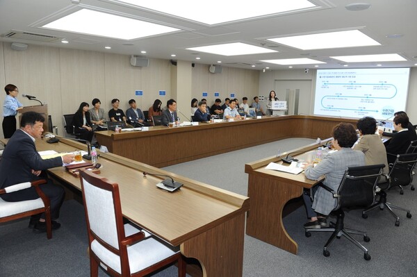 수원시는 적극행정을 밀어주는 방안들도 다수 운영한다. 공직자들이 적극행정을 통해 정당한 보상을 받을 수 있고, 적극행정으로 인해 곤란에 처한 경우가 생기더라도 보호해 주는 장치를 마련함으로써 적극행정 문화를 확산하고 있다./ 수원특례시 제공