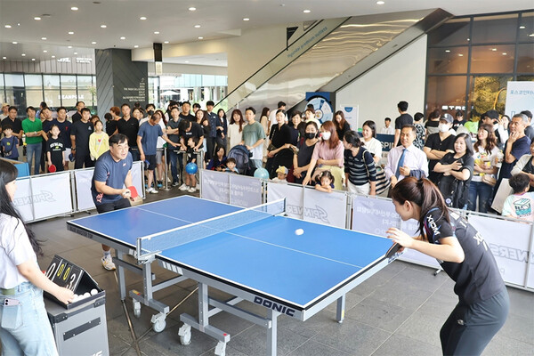 일반인 참가자가 스피너스 김나영 선수와 랠리를 펼치고 있다. / 포스코그룹 제공