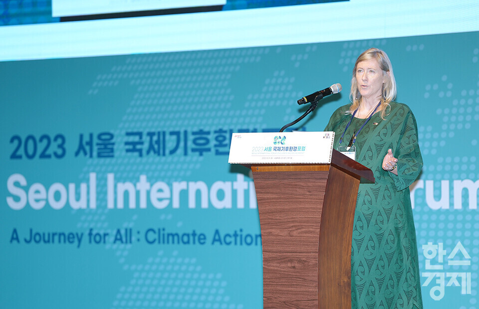 던 엘리자베스 베넷 주한뉴질랜드 대사가 31일 오후 서울시청 다목적홀에서 열린 2023서울국제기후환경포럼에 참석해 축사를 하고 있다. /최대성 기자 dpdaesung@sporbiz.co.kr 2023.10.31.