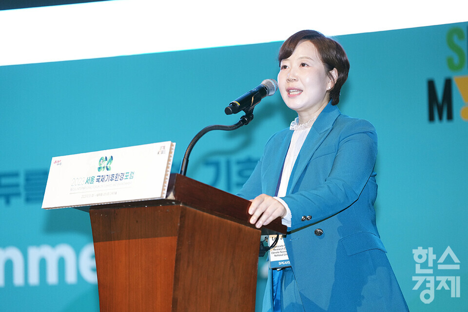 IPCC 6차 제1실무그룹 보고서 총괄 주저자이자 종합보고서 핵심저자인 이준이 부산대학교 기후과학연구소 부교수가 31일 오후 서울시청 다목적홀에서 열린 2023서울국제기후환경포럼에 참석해 기조강연을 하고 있다. /최대성 기자 dpdaesung@sporbiz.co.kr 2023.10.31.