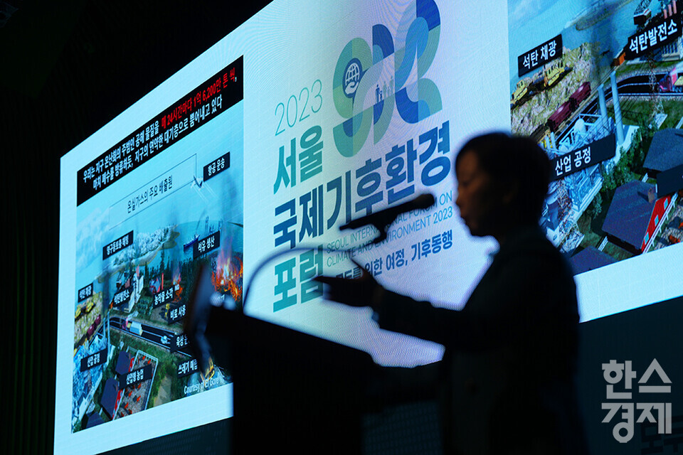 IPCC 6차 제1실무그룹 보고서 총괄 주저자이자 종합보고서 핵심저자인 이준이 부산대학교 기후과학연구소 부교수가 31일 오후 서울시청 다목적홀에서 열린 2023서울국제기후환경포럼에 참석해 기조강연을 하고 있다. /최대성 기자 dpdaesung@sporbiz.co.kr 2023.10.31.