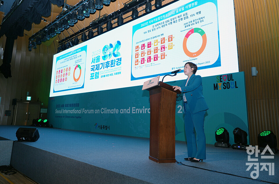 IPCC 6차 제1실무그룹 보고서 총괄 주저자이자 종합보고서 핵심저자인 이준이 부산대학교 기후과학연구소 부교수가 31일 오후 서울시청 다목적홀에서 열린 2023서울국제기후환경포럼에 참석해 기조강연을 하고 있다. /최대성 기자 dpdaesung@sporbiz.co.kr 2023.10.31.