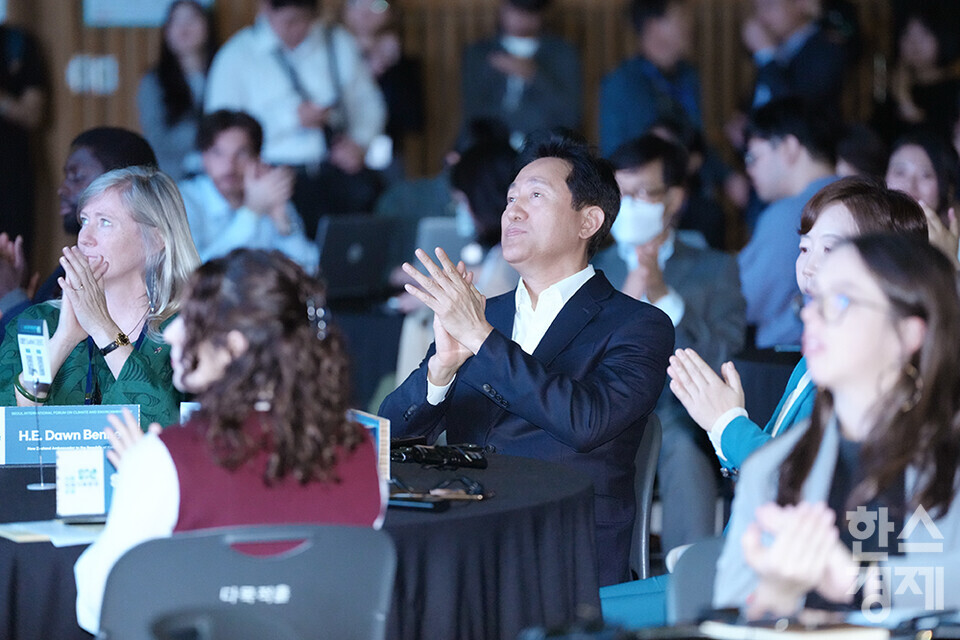 오세훈 서울시장이 31일 오후 서울시청 다목적홀에서 열린 2023서울국제기후환경포럼에 참석해 박수를 치고 있다. /최대성 기자 dpdaesung@sporbiz.co.kr 2023.10.31.