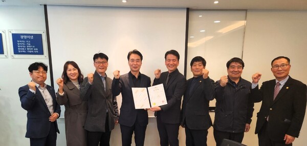 경기도시장상권진흥원(이하 경상원) 조신 원장은 31일 오후 AK플라자(분당점)에서 운영되고 있는 소상공인·대형유통 상생마켓 “경기 행복상회”에 방문해 소상공인 및 지역상권의 상생협력에 앞장서준 AK플라자 오세훈 점장에 감사장을 수여했다./ 경상원 제공