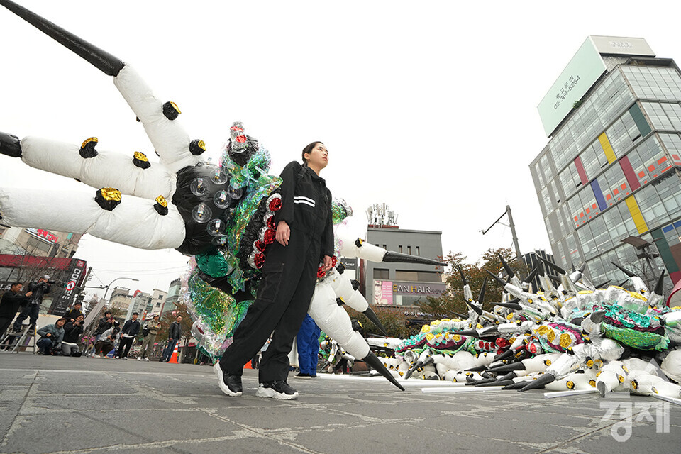 1일 오전 서울 서대문구 신촌역 스타광장에서 플라스틱 괴물 퍼포먼스가 진행되고 있다. 이날 환경단체 그린피스는 11월 13일부터 케냐에서 개최되는 국제 플라스틱 협약 제 3차 정부간 협상위원회(INC3)를 앞두고, 정부에 강력한 국제 플라스틱 협약을 촉구하기 위해 이병찬 작가의 거대 플라스틱 괴물 조형물과 사람이 입는 형태의 괴물 조형물을 공개했다. /최대성 기자 dpdaesung@sporbiz.co.kr 2023.11.01.