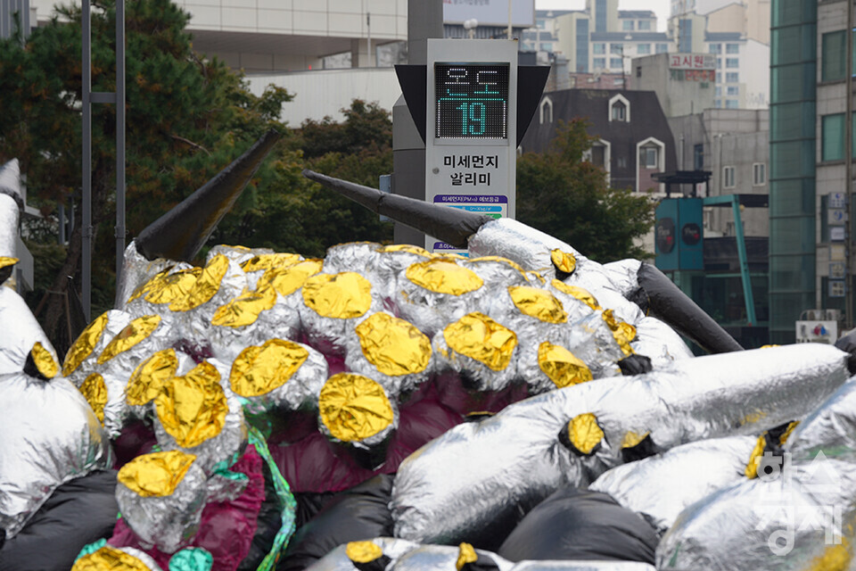 1일 오전 서울 서대문구 신촌역 스타광장에서 플라스틱 괴물 퍼포먼스가 진행되고 있다. 이날 환경단체 그린피스는 11월 13일부터 케냐에서 개최되는 국제 플라스틱 협약 제 3차 정부간 협상위원회(INC3)를 앞두고, 정부에 강력한 국제 플라스틱 협약을 촉구하기 위해 이병찬 작가의 거대 플라스틱 괴물 조형물과 사람이 입는 형태의 괴물 조형물을 공개했다. /최대성 기자 dpdaesung@sporbiz.co.kr 2023.11.01.