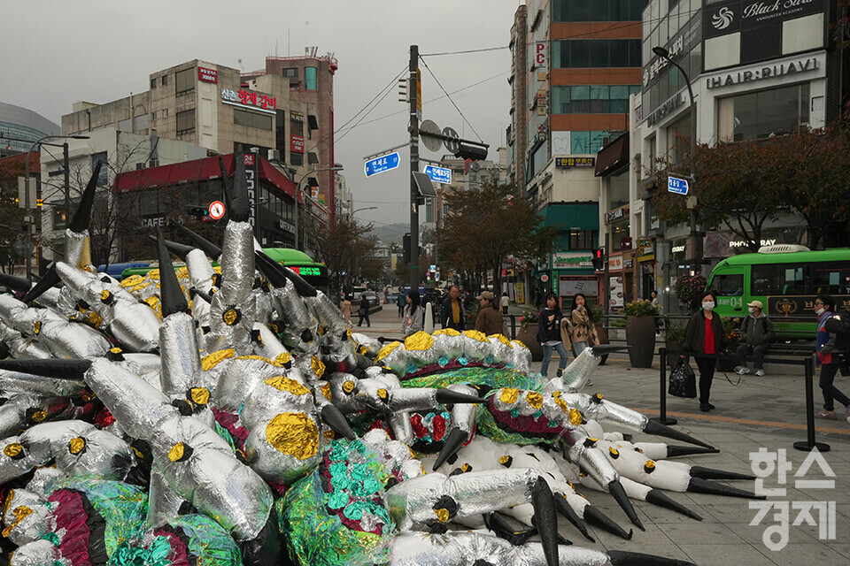 1일 오전 서울 서대문구 신촌역 스타광장에서 플라스틱 괴물 퍼포먼스가 진행되고 있다. 이날 환경단체 그린피스는 11월 13일부터 케냐에서 개최되는 국제 플라스틱 협약 제 3차 정부간 협상위원회(INC3)를 앞두고, 정부에 강력한 국제 플라스틱 협약을 촉구하기 위해 이병찬 작가의 거대 플라스틱 괴물 조형물과 사람이 입는 형태의 괴물 조형물을 공개했다. /최대성 기자 dpdaesung@sporbiz.co.kr 2023.11.01.