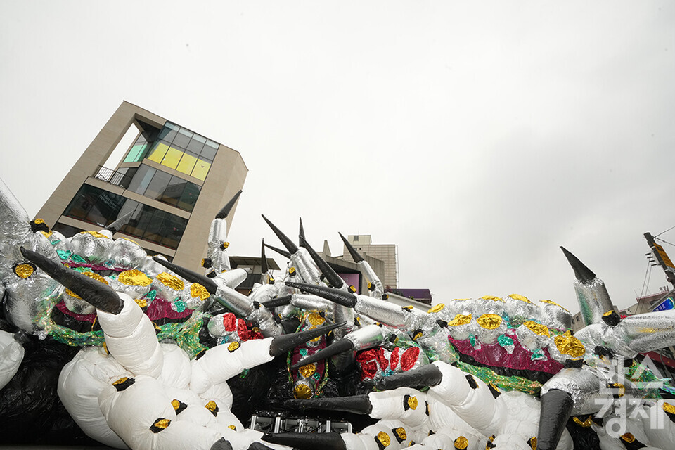 1일 오전 서울 서대문구 신촌역 스타광장에서 플라스틱 괴물 퍼포먼스가 진행되고 있다. 이날 환경단체 그린피스는 11월 13일부터 케냐에서 개최되는 국제 플라스틱 협약 제 3차 정부간 협상위원회(INC3)를 앞두고, 정부에 강력한 국제 플라스틱 협약을 촉구하기 위해 이병찬 작가의 거대 플라스틱 괴물 조형물과 사람이 입는 형태의 괴물 조형물을 공개했다. /최대성 기자 dpdaesung@sporbiz.co.kr 2023.11.01.