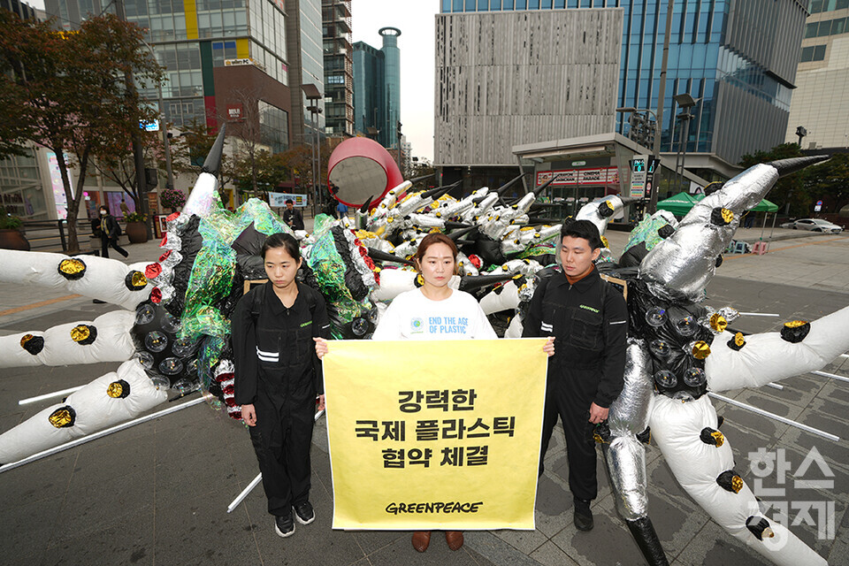 1일 오전 서울 서대문구 신촌역 스타광장에서 플라스틱 괴물 퍼포먼스가 진행되고 있다. 이날 환경단체 그린피스는 11월 13일부터 케냐에서 개최되는 국제 플라스틱 협약 제 3차 정부간 협상위원회(INC3)를 앞두고, 정부에 강력한 국제 플라스틱 협약을 촉구하기 위해 이병찬 작가의 거대 플라스틱 괴물 조형물과 사람이 입는 형태의 괴물 조형물을 공개했다. /최대성 기자 dpdaesung@sporbiz.co.kr 2023.11.01.