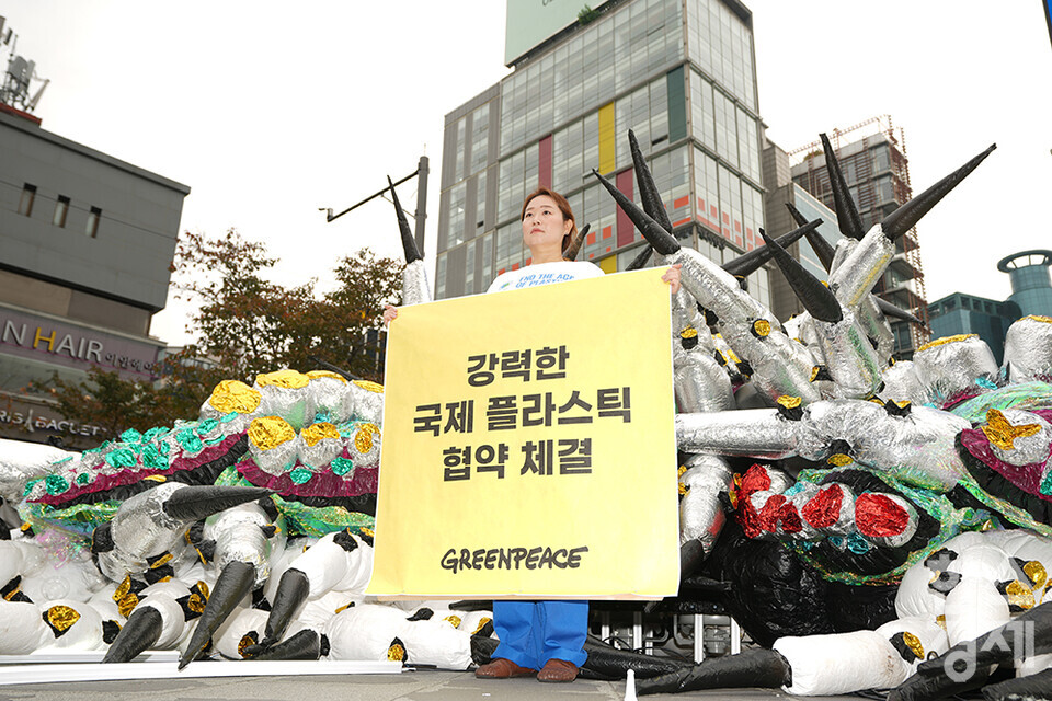 1일 오전 서울 서대문구 신촌역 스타광장에서 플라스틱 괴물 퍼포먼스가 진행되고 있다. 이날 환경단체 그린피스는 11월 13일부터 케냐에서 개최되는 국제 플라스틱 협약 제 3차 정부간 협상위원회(INC3)를 앞두고, 정부에 강력한 국제 플라스틱 협약을 촉구하기 위해 이병찬 작가의 거대 플라스틱 괴물 조형물과 사람이 입는 형태의 괴물 조형물을 공개했다. /최대성 기자 dpdaesung@sporbiz.co.kr 2023.11.01.