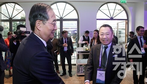 지난 9일 오후(현지시간) 프랑스 파리 파빌롱 가브리엘(Pavillon Gabriel)에서 열린 2030 부산세계박람회 심포지움 만찬장에서 한덕수 국무총리와 박정원 두산그룹 회장이 인사를 나누고 있다. / 두산그룹